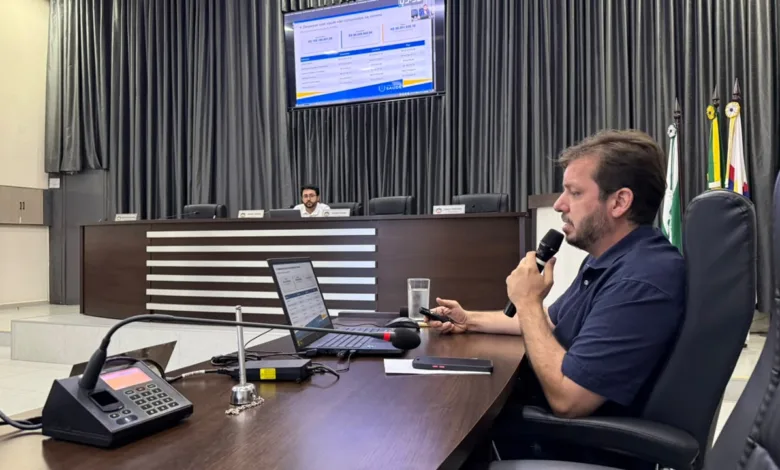 Plenário da Câmara de Vereadores durante prestação de contas da Saúde em Apucarana