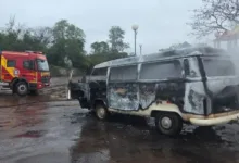 Kombi escolar destruída após incêndio em Apucarana
