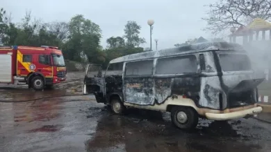 Kombi escolar destruída após incêndio em Apucarana