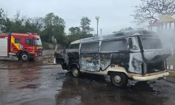 Kombi de transporte escolar pega fogo e fica destruída em Apucarana 1 Kombi escolar destruída após incêndio em Apucarana