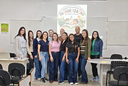 Alunos e professores em sala de aula na rede municipal