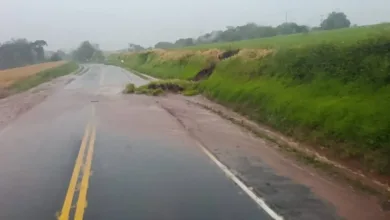 Chuva intensa provoca alagamentos, desmoronamentos e elevação de rios no Vale do Ivaí 2 Água acumulada em rodovia e trechos afetados pela chuva no Vale do Ivaí