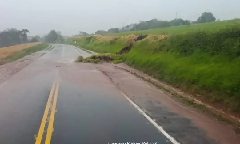 Água acumulada em rodovia e trechos afetados pela chuva no Vale do Ivaí