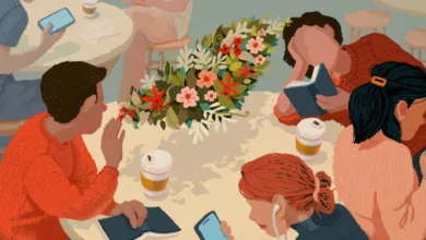 Como fazer e manter amigos na vida adulta, segundo a ciência 2 Pessoas conversando e sorrindo