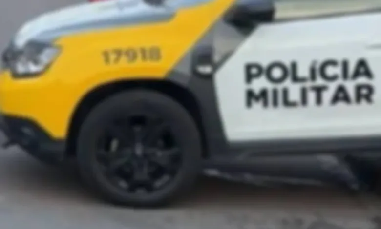 Viatura da Polícia Militar em atendimento de ocorrência