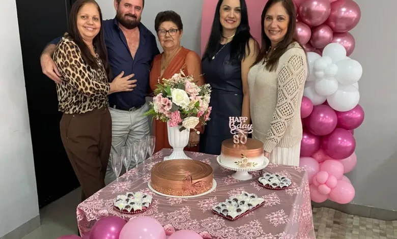 Bolo de aniversário e comemoração de 80 anos