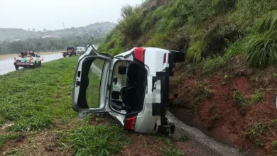 Motorista sai ileso após perder o controle de carro e bater contra barranco na PR-444 6 Veículo após colisão em rodovia