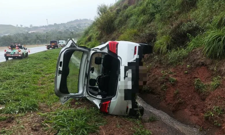 Veículo após colisão em rodovia