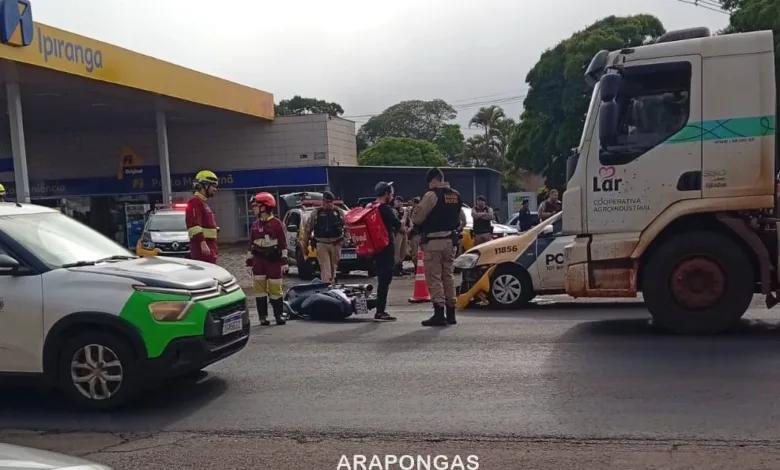 Acidente entre motocicleta e viatura da Polícia Militar é registrado em Arapongas 1 Viatura da Policia Militar e local de atendimento em Arapongas