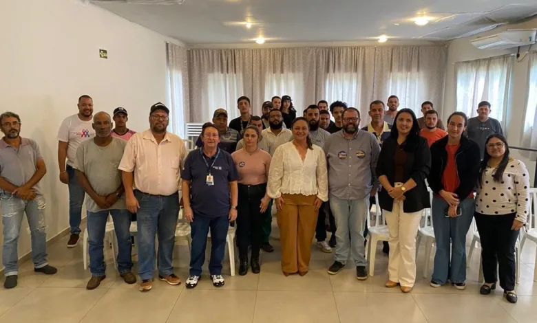 Alunos em sala de aula durante abertura de curso profissionalizante