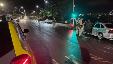 Blitz da Operação Omnis aborda 85 veículos e aplica nove notificações em Ivaiporã 3 Viatura da Polícia Militar em operação de trânsito