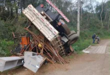 Caminhão a serviço da Copel tomba com postes na zona rural de Ortigueira 26 Caminhão tombado na zona rural