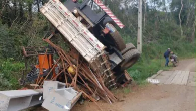 Caminhão a serviço da Copel tomba com postes na zona rural de Ortigueira 2 Caminhão tombado na zona rural