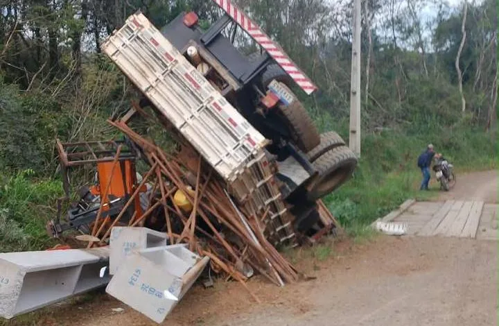 Caminhão tombado na zona rural