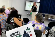 Equipe do Procon durante palestra informativa em Apucarana
