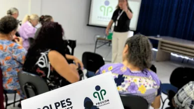 Equipe do Procon durante palestra informativa em Apucarana