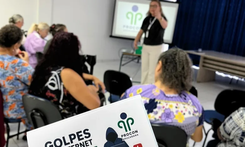 Equipe do Procon durante palestra informativa em Apucarana