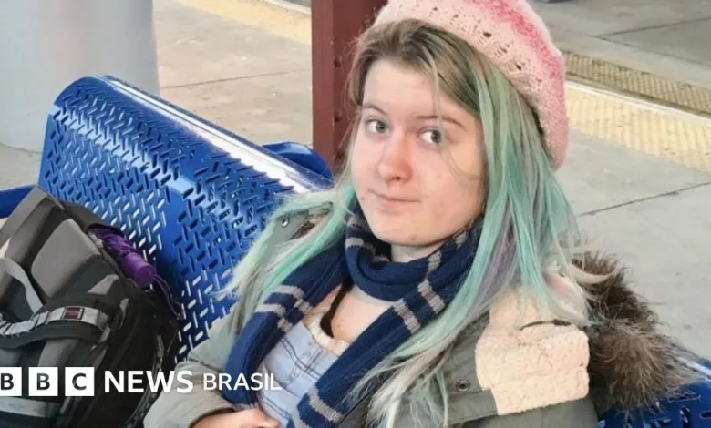 Uber é condenada a pagar R$ 205 milhões à família de jovem morta após ser abandonada em rodovia 1 Carro da Uber rodando em via pública