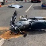 Motocicleta e carro envolvidos em acidente de trânsito