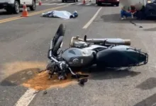 Motocicleta e carro envolvidos em acidente de trânsito