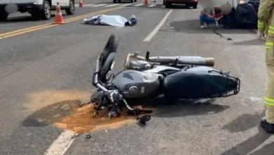Motocicleta e carro envolvidos em acidente de trânsito