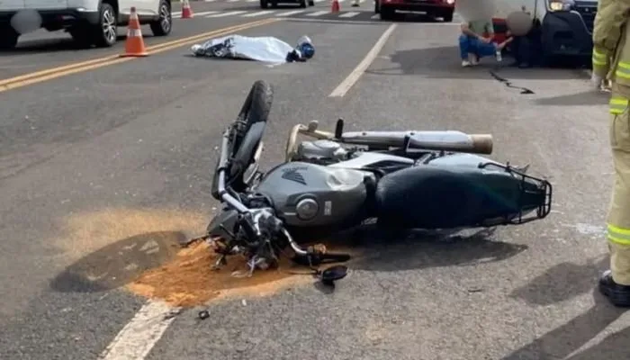 Motocicleta e carro envolvidos em acidente de trânsito