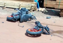 Motociclista morre após colisão com caminhão em Mandaguari 3 Motocicleta destruída após acidente de trânsito