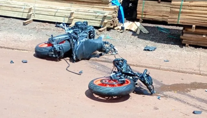 Motocicleta destruída após acidente de trânsito