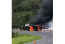 Caminhão tombado e em chamas na rodovia