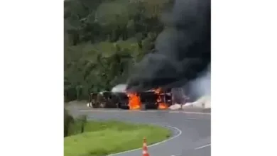 Caminhão tomba e pega fogo, causando bloqueio total da BR-376 em Ortigueira 2 Caminhão tombado e em chamas na rodovia