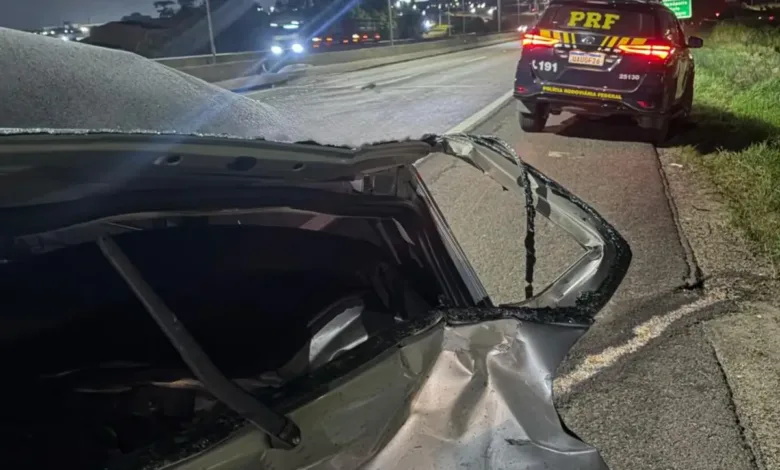 Viatura e agentes de segurança em rodovia