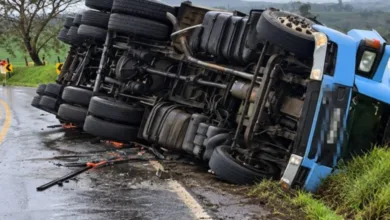 Carreta tombada à margem de rodovia estadual