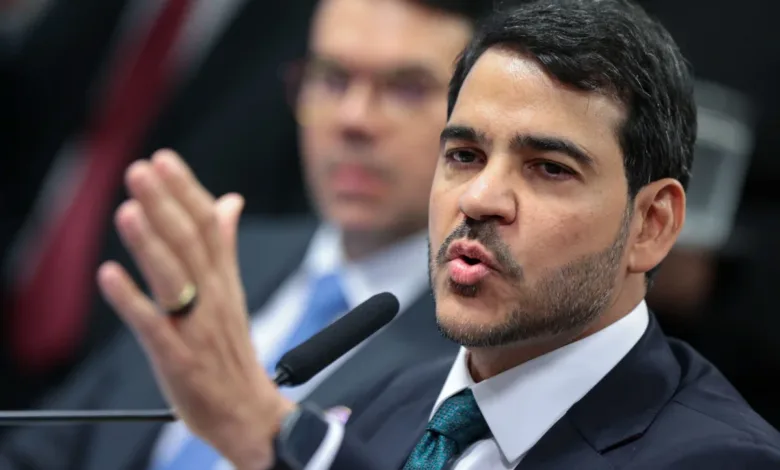 Jorge Messias critica Flávio Bolsonaro por uso da Justiça contra cidadãos 1 Jorge Messias em evento oficial