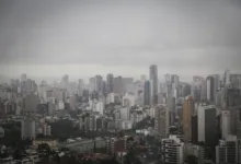 Chuva e tempo nublado em região urbana