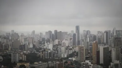 Chuva e tempo nublado em região urbana
