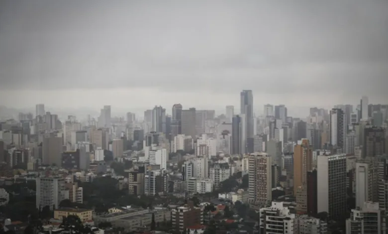 Chuva e tempo nublado em região urbana