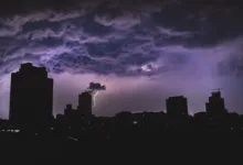 Paisagem com céu nublado indicando tempestade