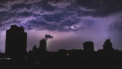 Paisagem com céu nublado indicando tempestade