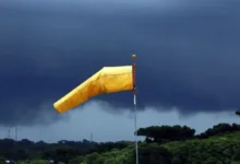 Tempestade com ventos fortes em área urbana