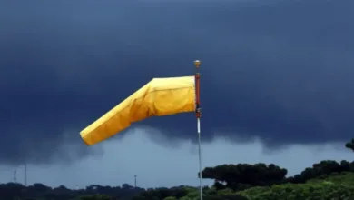 Tempestade com ventos fortes em área urbana