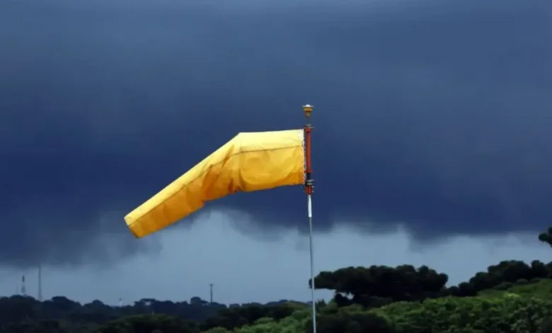 Tempestade com ventos fortes em área urbana