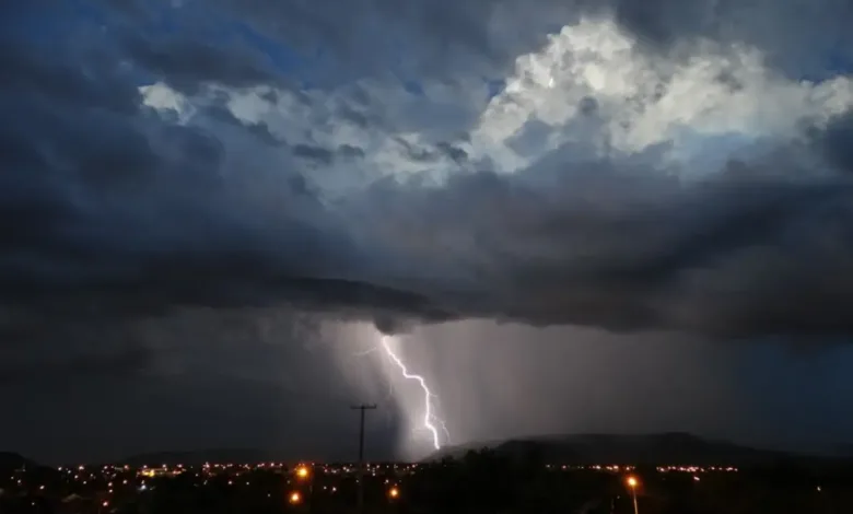 Oito estados estão sob alerta de tempestade neste domingo 1 Tempestade com nuvens escuras no céu