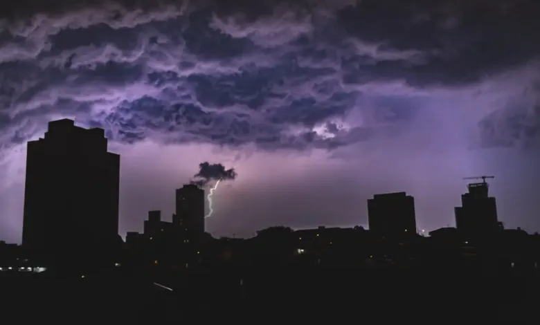 Nuvens carregadas de tempestade no céu do Paraná