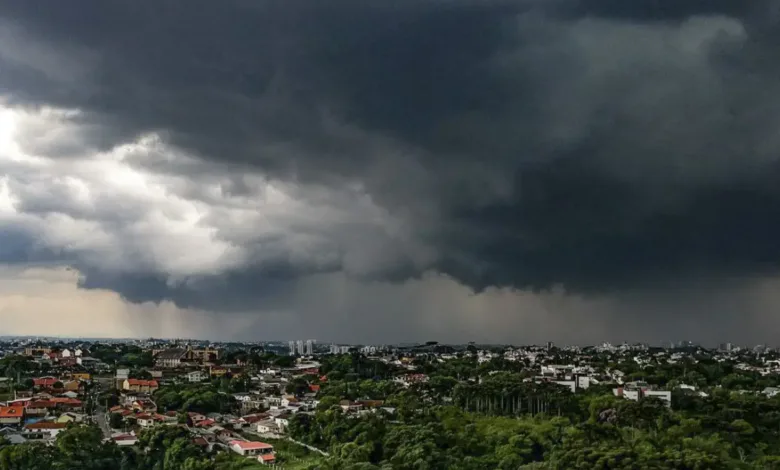 Chuva volta ao Paraná com alerta de tempestade em 250 cidades 1 Temporal e chuva no Paraná