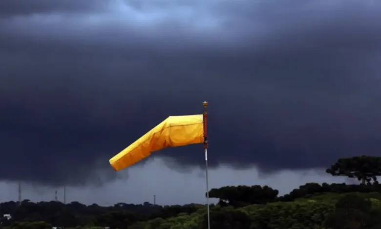 Céu nublado e chuvoso no Paraná