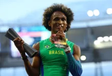 O atleta brasileiro Alison dos Santos competindo na prova de 400m com barreiras