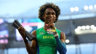 O atleta brasileiro Alison dos Santos competindo na prova de 400m com barreiras