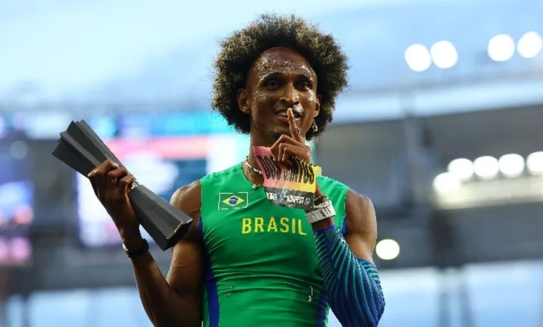 O atleta brasileiro Alison dos Santos competindo na prova de 400m com barreiras