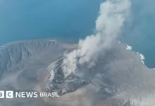 Nuvem de cinzas e lava geradas por erupção vulcânica na Indonésia