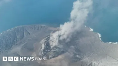 Nuvem de cinzas e lava geradas por erupção vulcânica na Indonésia